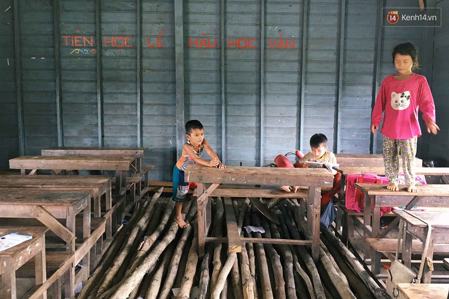 Chùm ảnh: Lớp học của những đứa trẻ Việt kiều không quốc tịch ở Biển Hồ Campuchia - Ảnh 6.