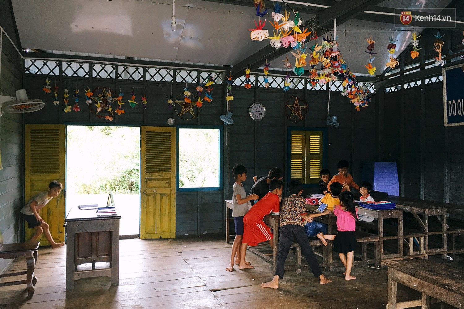 Chùm ảnh: Lớp học của những đứa trẻ Việt kiều không quốc tịch ở Biển Hồ Campuchia 11