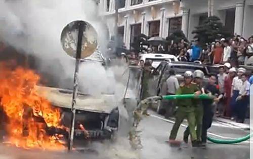 Dùng xe hút bể phốt chữa cháy ở Sa Pa: Lãnh đạo huyện thông tin chính thức - Ảnh 1.