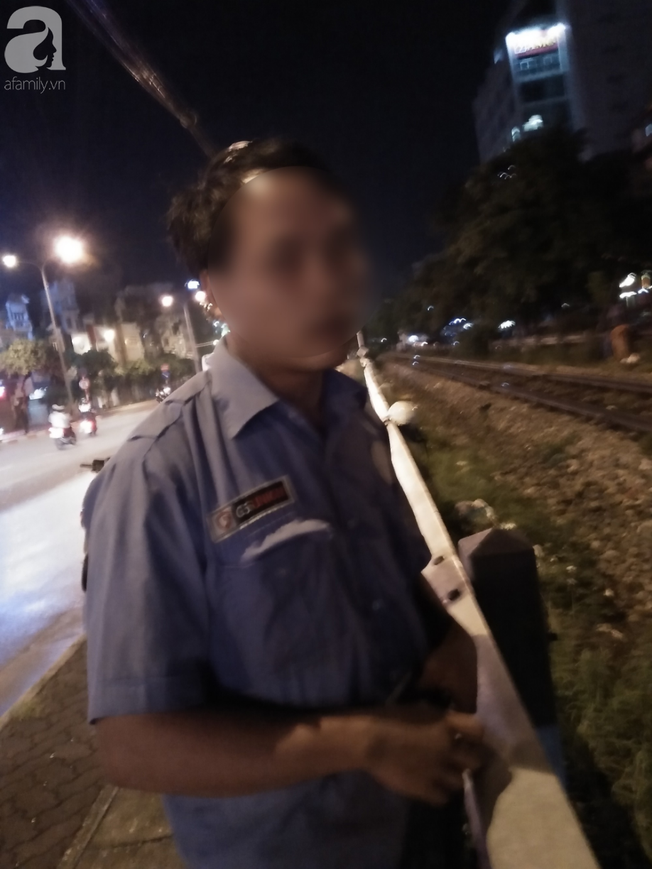 Hà Nội: Thanh niên trẻ xăm trổ, cầm biển xin 250 nghìn để về quê khiến nhiều người tò mò - Ảnh 5. Hà Nội: Thanh niên trẻ xăm trổ, cầm biển xin 250 nghìn để về quê khiến nhiều người tò mò 5