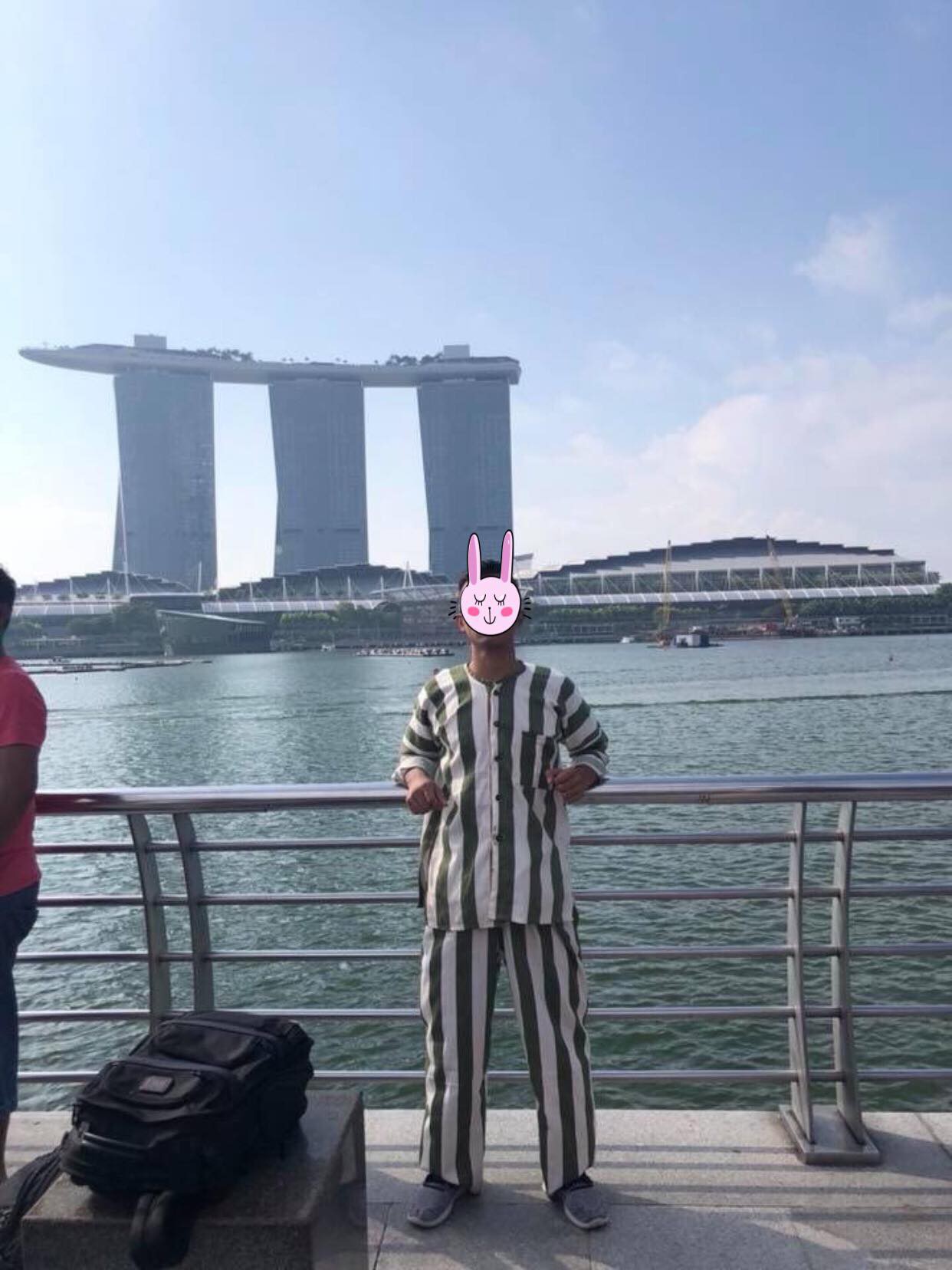 Nóng trên mạng: Thanh niên mặc đồ kẻ sọc giống quần áo phạm nhân check-in ở Singapore khiến dân tình xôn xao - Ảnh 4.
