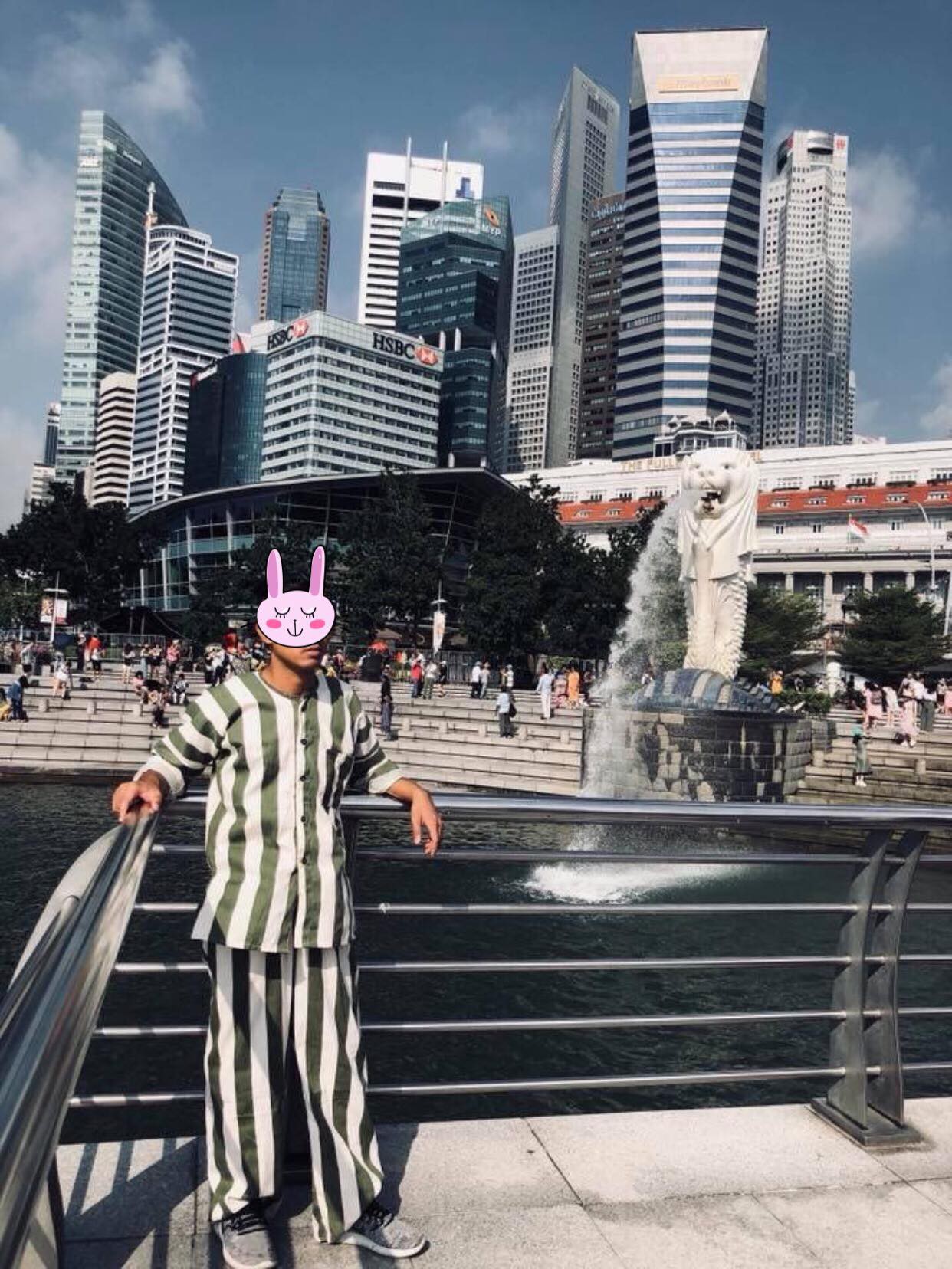 Nóng trên mạng: Thanh niên mặc đồ kẻ sọc giống quần áo phạm nhân check-in ở Singapore khiến dân tình xôn xao - Ảnh 3.