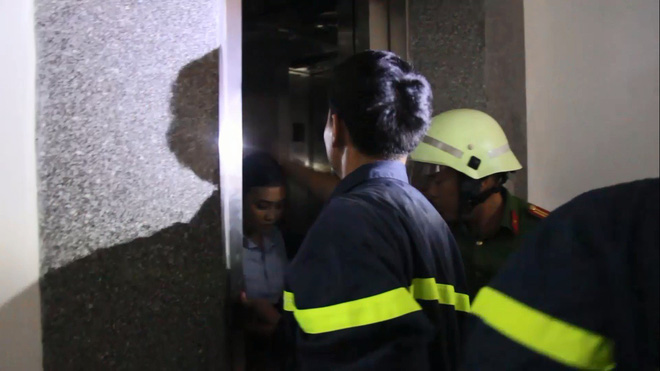 Cô gái hoảng loạn kêu cứu vì bị mắc kẹt trong thang máy giữa tầng 5 do mất điện 3