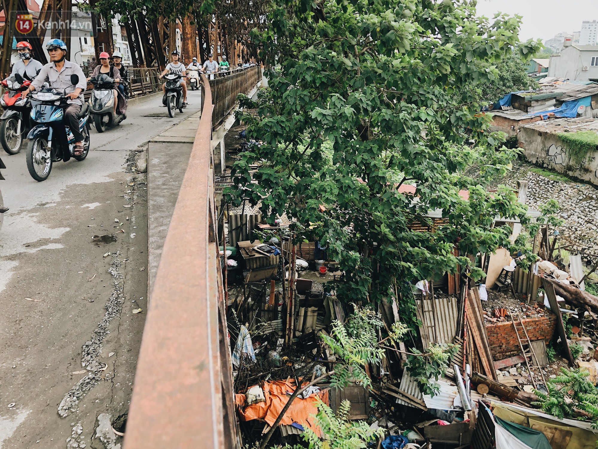 Cuộc sống của dân ngụ cư dưới chân cầu Long Biên: Hễ mở cửa là đón rác vào nhà - Ảnh 4.