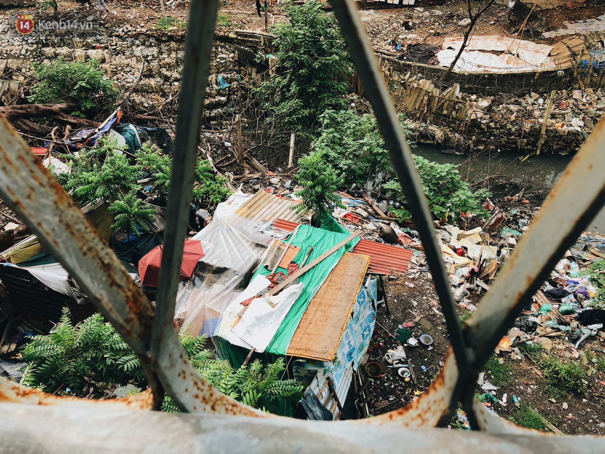 Cuộc sống của dân ngụ cư dưới chân cầu Long Biên: Hễ mở cửa là đón rác vào nhà - Ảnh 9.