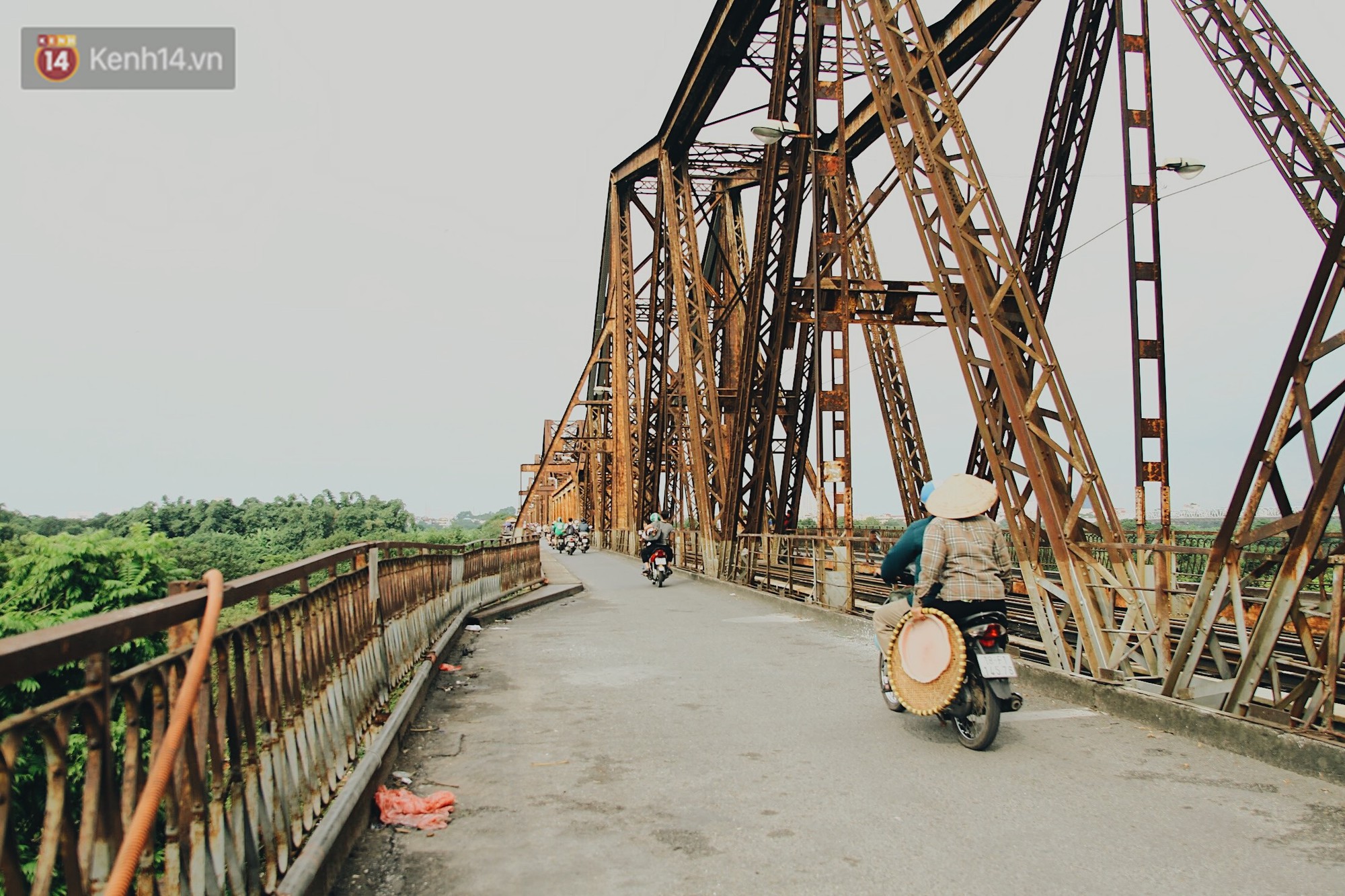 Cuộc sống của dân ngụ cư dưới chân cầu Long Biên: Hễ mở cửa là đón rác vào nhà - Ảnh 2.
