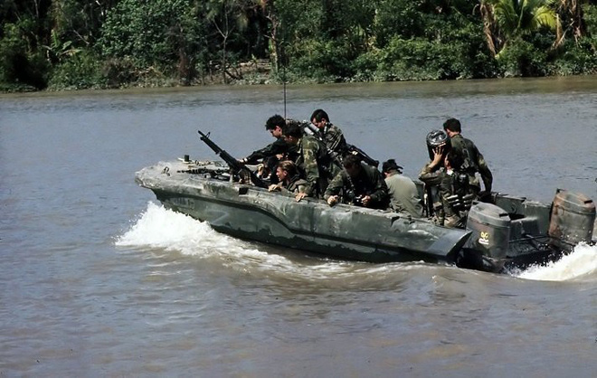 Tại sao đặc nhiệm Hải quân Mỹ (SEALs) mặc quần Jeans xanh khi tham chiến tại Việt Nam? - Ảnh 1.