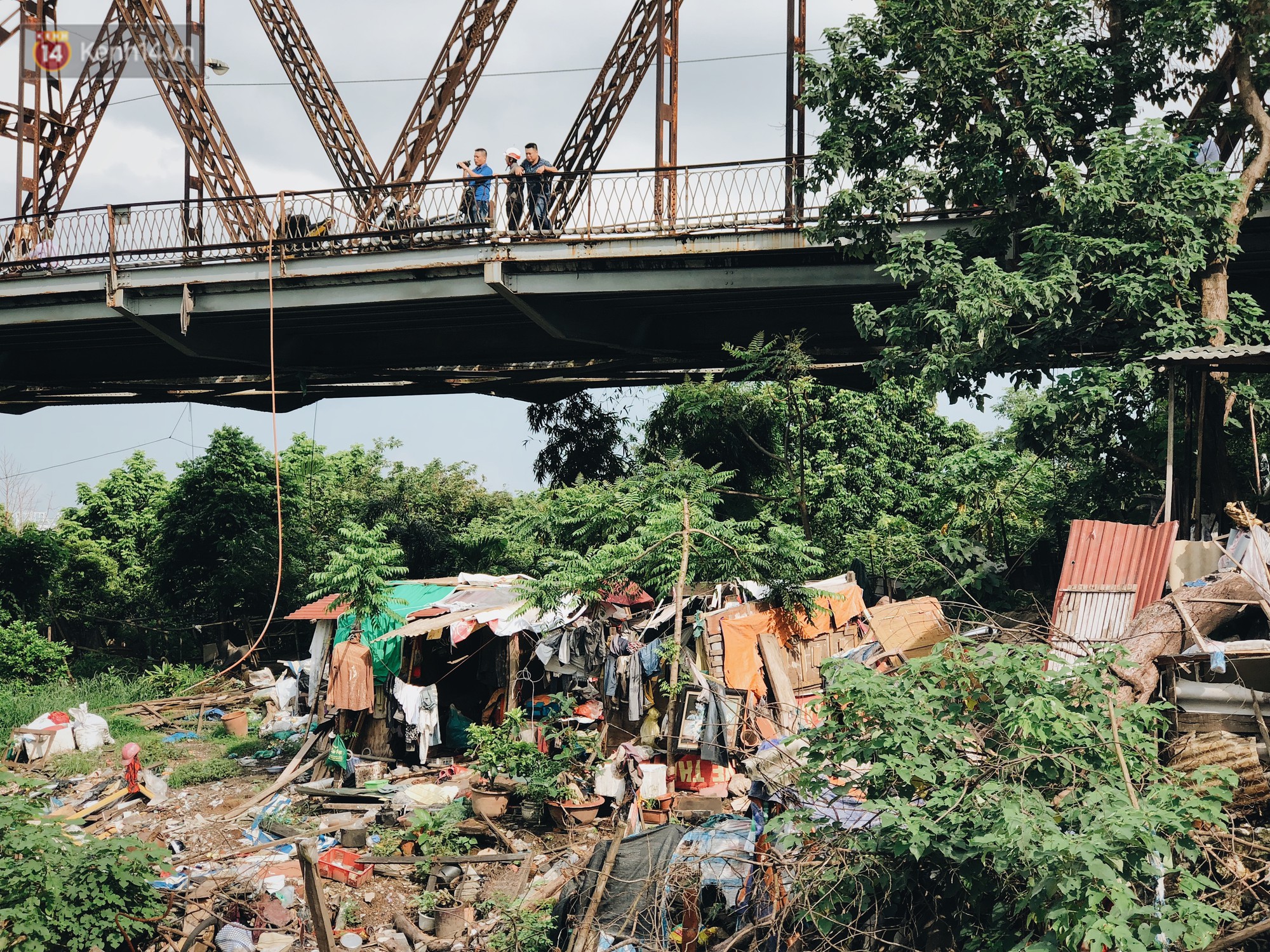 Cuộc sống của dân ngụ cư dưới chân cầu Long Biên: Hễ mở cửa là đón rác vào nhà - Ảnh 11.
