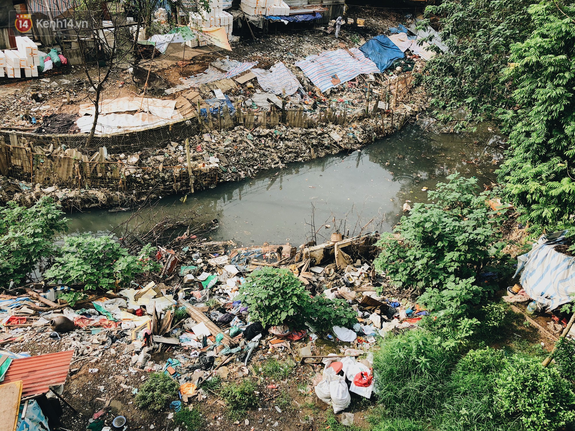 Cuộc sống của dân ngụ cư dưới chân cầu Long Biên: Hễ mở cửa là đón rác vào nhà - Ảnh 7.