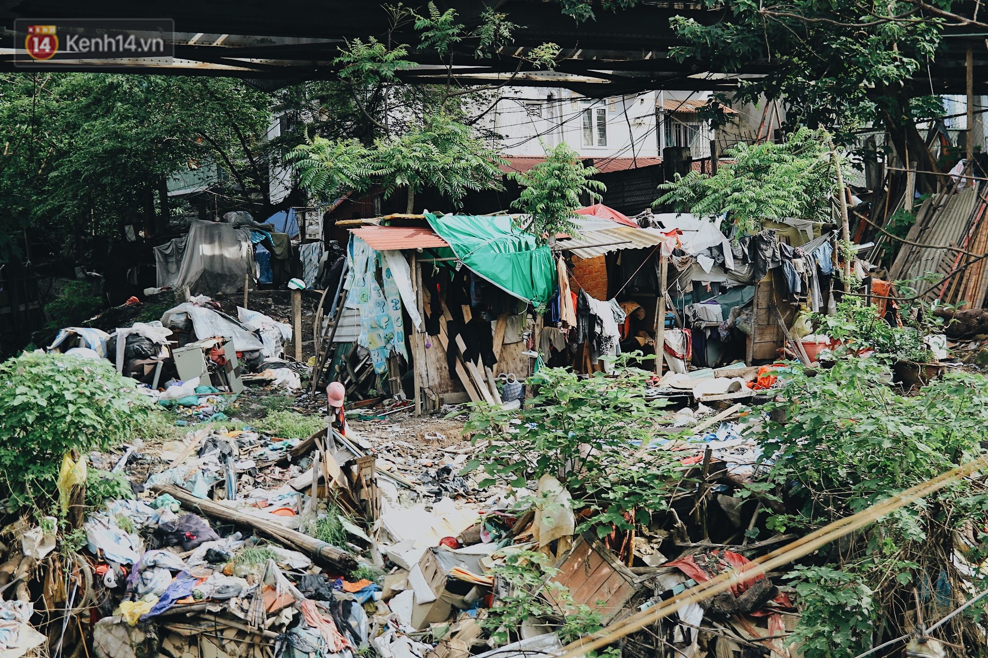 Cuộc sống của dân ngụ cư dưới chân cầu Long Biên: Hễ mở cửa là đón rác vào nhà - Ảnh 12.