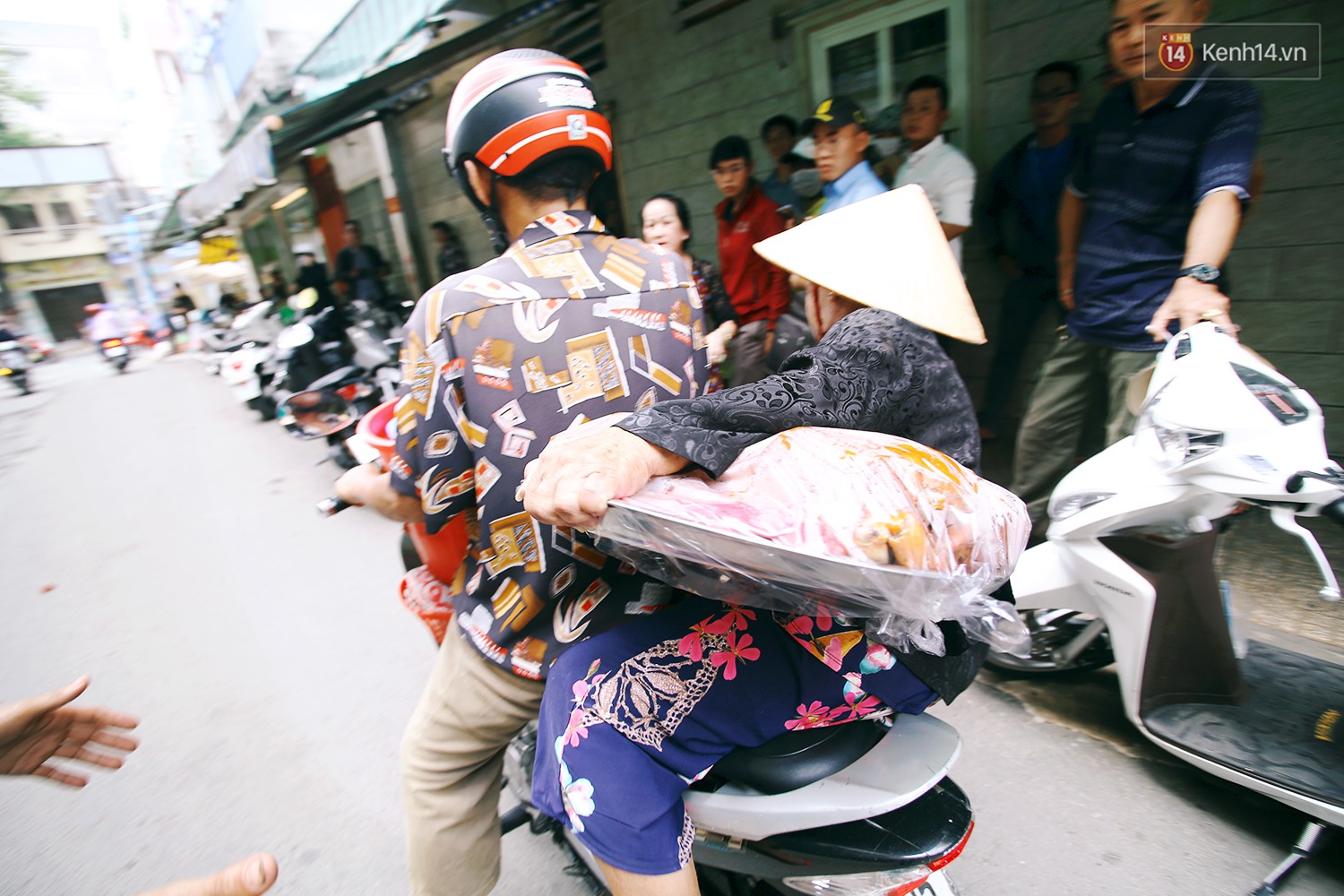Cận cảnh người Sài Gòn chờ hàng giờ đồng hồ, tranh mua mâm cua dì Ba chỉ bán 10 phút là hết sạch - Ảnh 4.