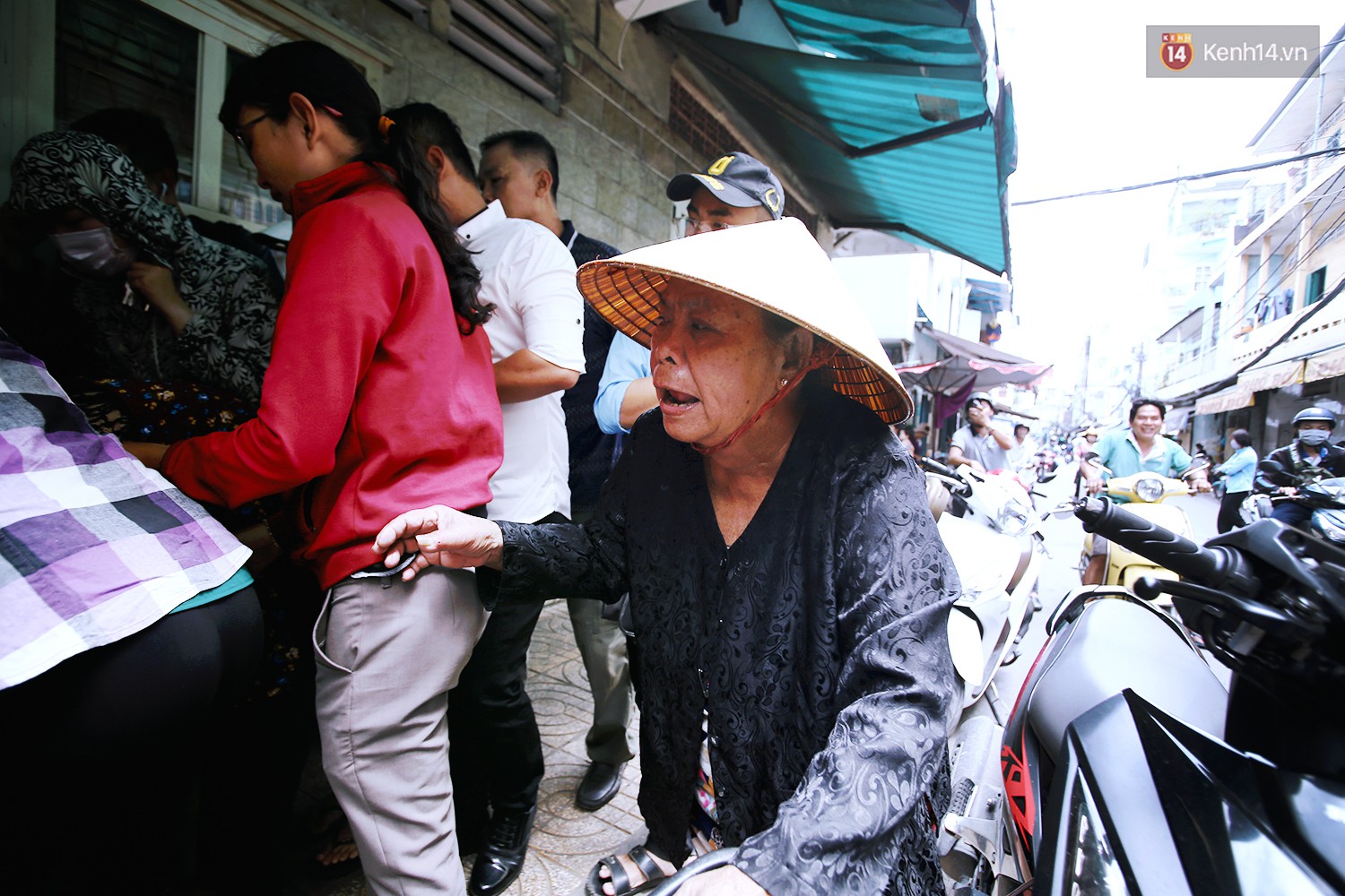 Cận cảnh người Sài Gòn chờ hàng giờ đồng hồ, tranh mua mâm cua dì Ba chỉ bán 10 phút là hết sạch - Ảnh 7. Cận cảnh người Sài Gòn chờ hàng giờ đồng hồ, tranh mua 'mâm cua dì Ba' chỉ bán 10 phút là hết sạch 8
