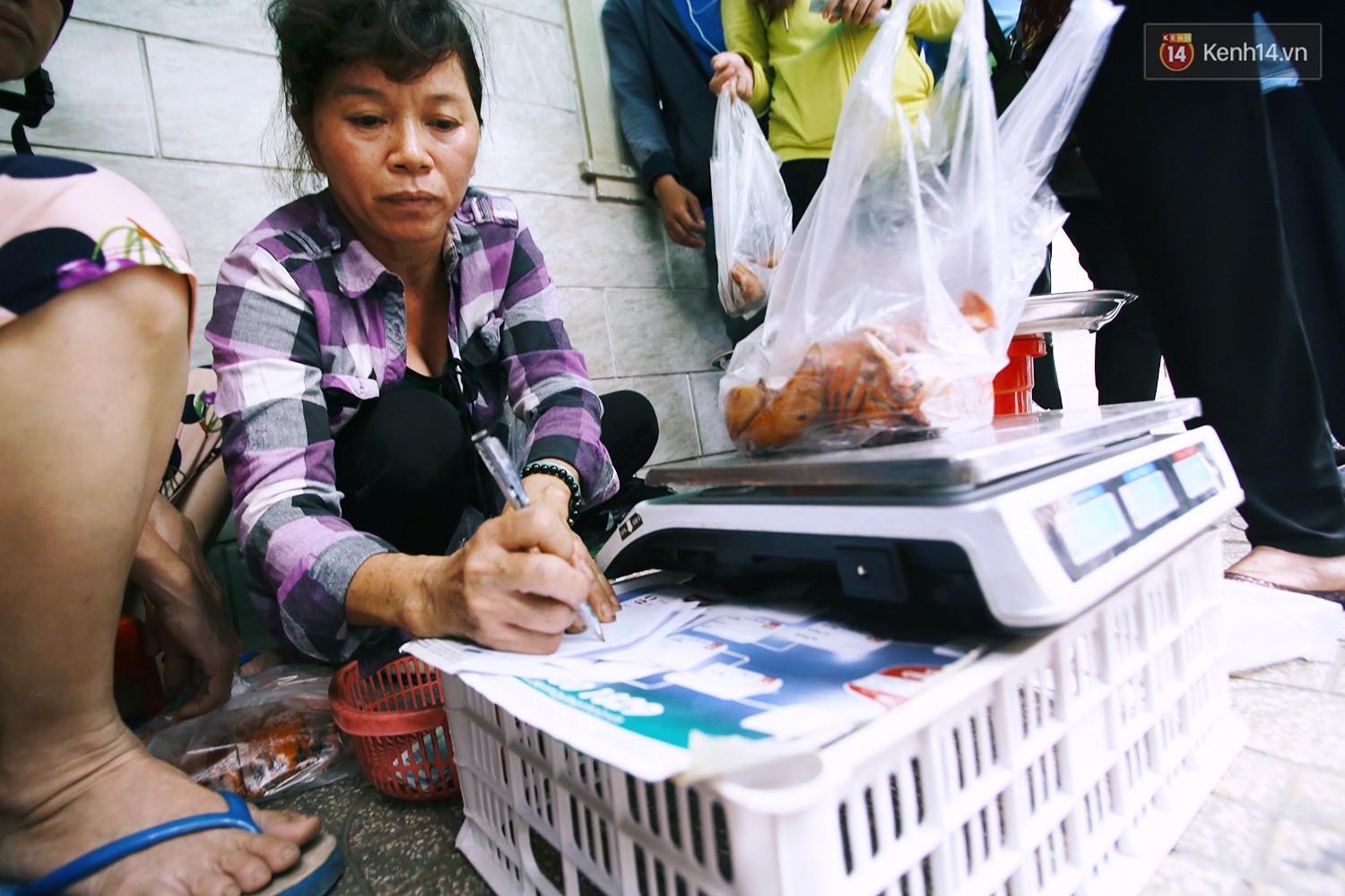 Cận cảnh người Sài Gòn chờ hàng giờ đồng hồ, tranh mua mâm cua dì Ba chỉ bán 10 phút là hết sạch - Ảnh 10. Cận cảnh người Sài Gòn chờ hàng giờ đồng hồ, tranh mua 'mâm cua dì Ba' chỉ bán 10 phút là hết sạch 13