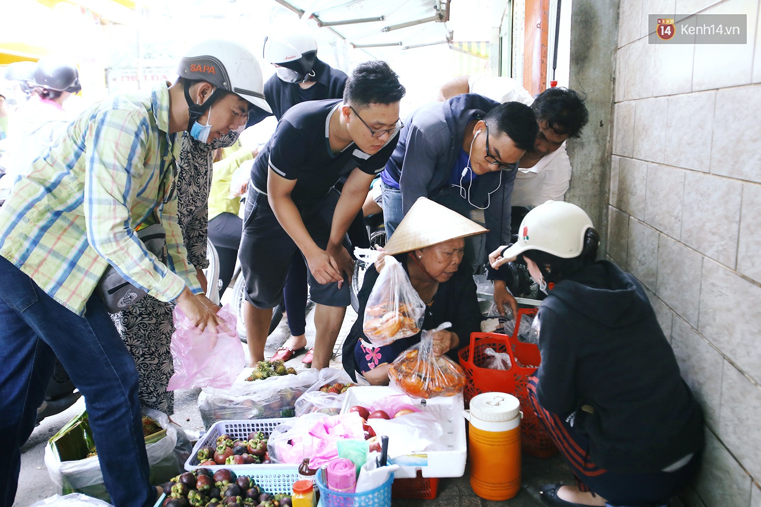 Cận cảnh người Sài Gòn chờ hàng giờ đồng hồ, tranh mua mâm cua dì Ba chỉ bán 10 phút là hết sạch - Ảnh 9. Cận cảnh người Sài Gòn chờ hàng giờ đồng hồ, tranh mua 'mâm cua dì Ba' chỉ bán 10 phút là hết sạch 12