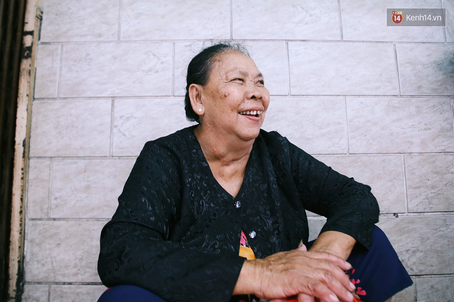 Cận cảnh người Sài Gòn chờ hàng giờ đồng hồ, tranh mua mâm cua dì Ba chỉ bán 10 phút là hết sạch - Ảnh 12. Cận cảnh người Sài Gòn chờ hàng giờ đồng hồ, tranh mua 'mâm cua dì Ba' chỉ bán 10 phút là hết sạch 18