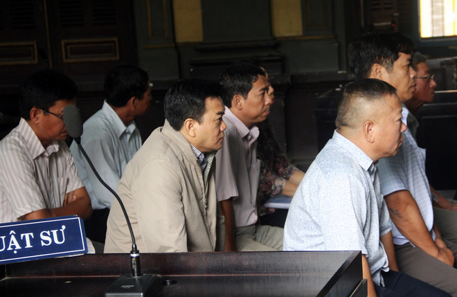 Xuất hiện diễn biến lạ, tòa hoãn xử vụ lừa hơn 50 tỷ đồng tại Agribank Trà Vinh - Ảnh 1. Xuất hiện diễn biến lạ, tòa hoãn xử vụ lừa hơn 50 tỷ đồng tại Agribank Trà Vinh - Ảnh 1.