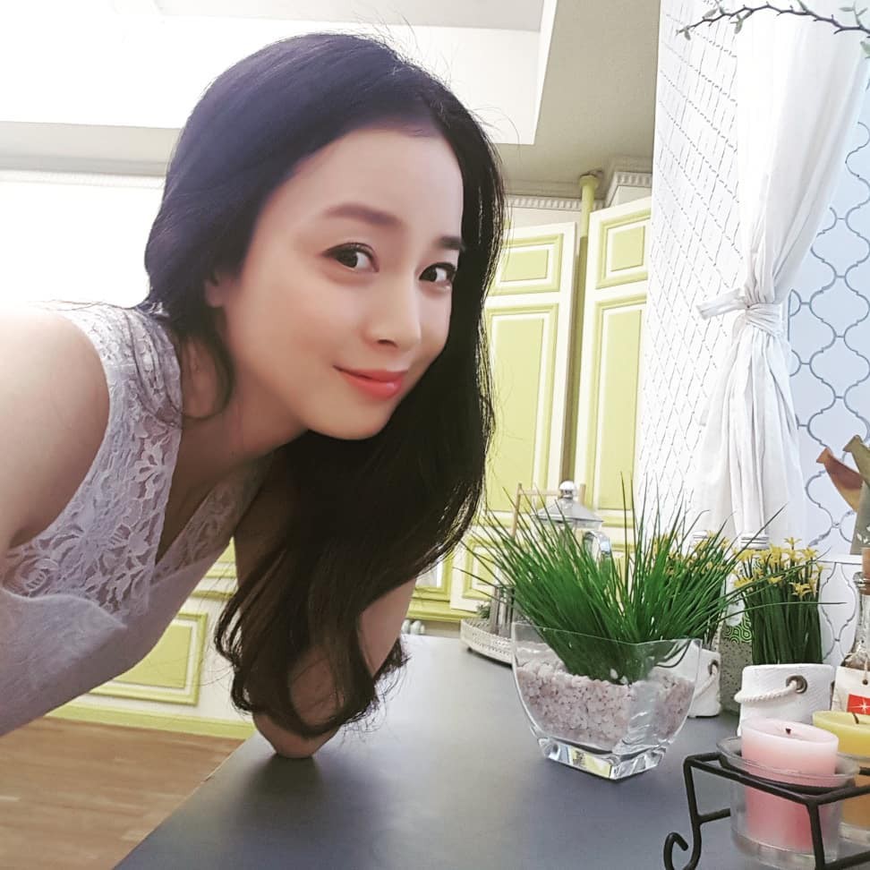 Kim Tae Hee khoe nhan sắc gần 1 năm sau sinh: Cùng một người nhưng chụp hộ và selfie lại khác nhau quá 1
