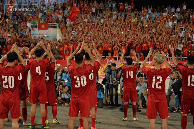 Hình ảnh đẹp, đầy xúc động của U23 Việt Nam sau khi lên ngôi giải Tứ hùng - Ảnh 1.