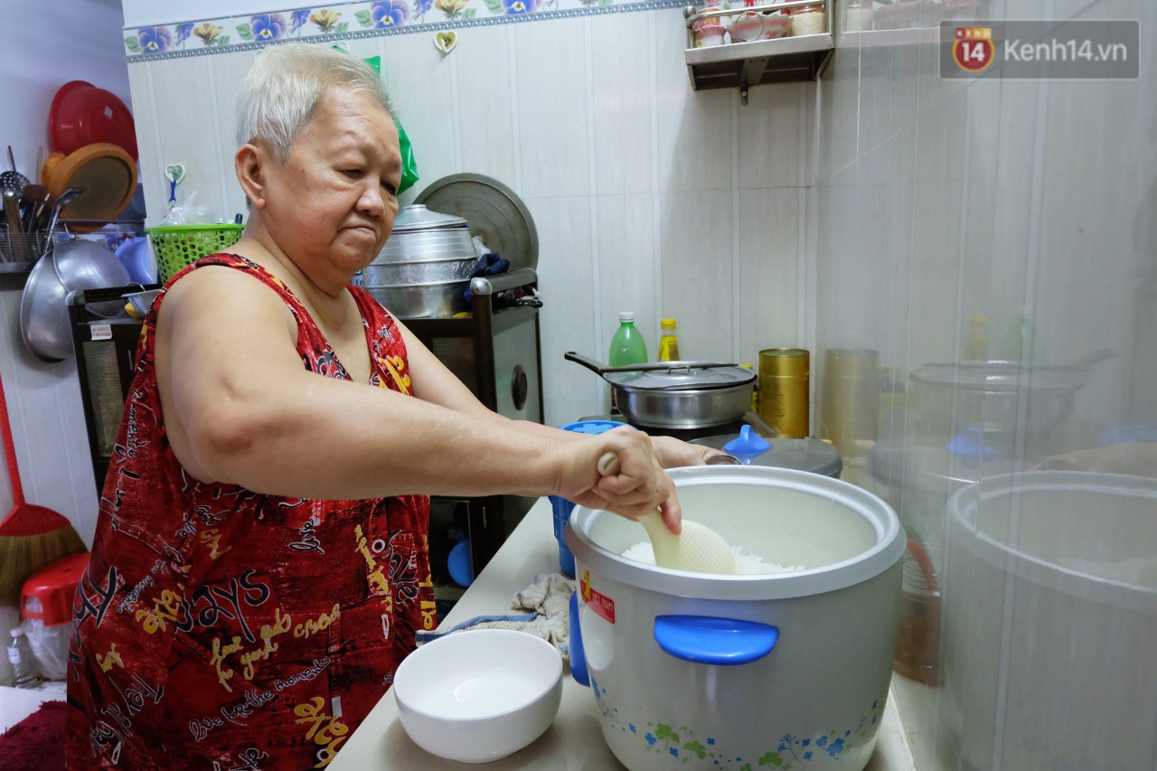 Chuyện tình chưa kể của ông lão mù bán bánh thuẫn ở Sài Gòn: Tui nhỏ hơn vợ 2 tuổi, mà nói chuyện dễ mến nên bả ưng tui! - Ảnh 4.