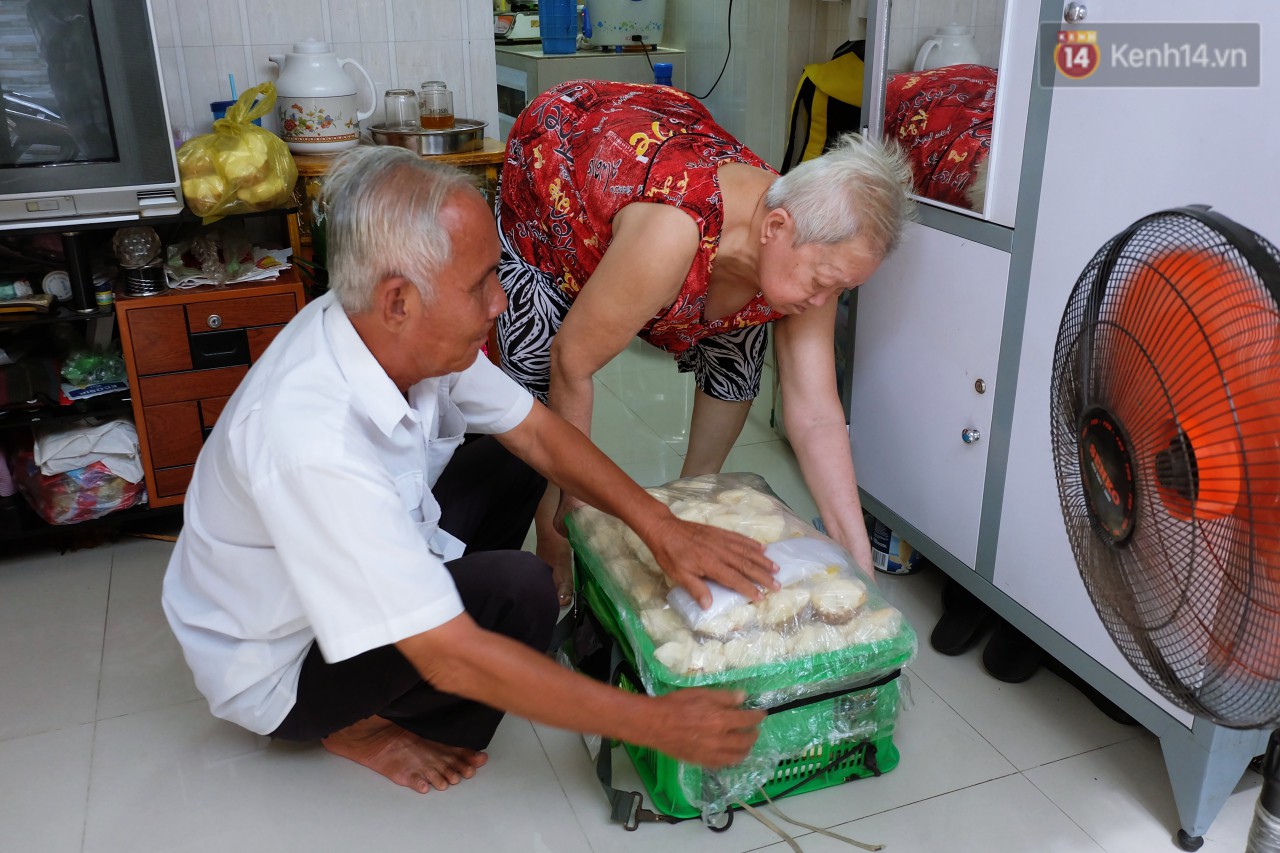 Chuyện tình chưa kể của ông lão mù bán bánh thuẫn ở Sài Gòn: Tui nhỏ hơn vợ 2 tuổi, mà nói chuyện dễ mến nên bả ưng tui! - Ảnh 1. Chuyện tình chưa kể của ông lão mù bán bánh thuẫn ở Sài Gòn: 'Tui nhỏ hơn vợ 2 tuổi, mà nói chuyện dễ mến nên bả ưng tui!' 1