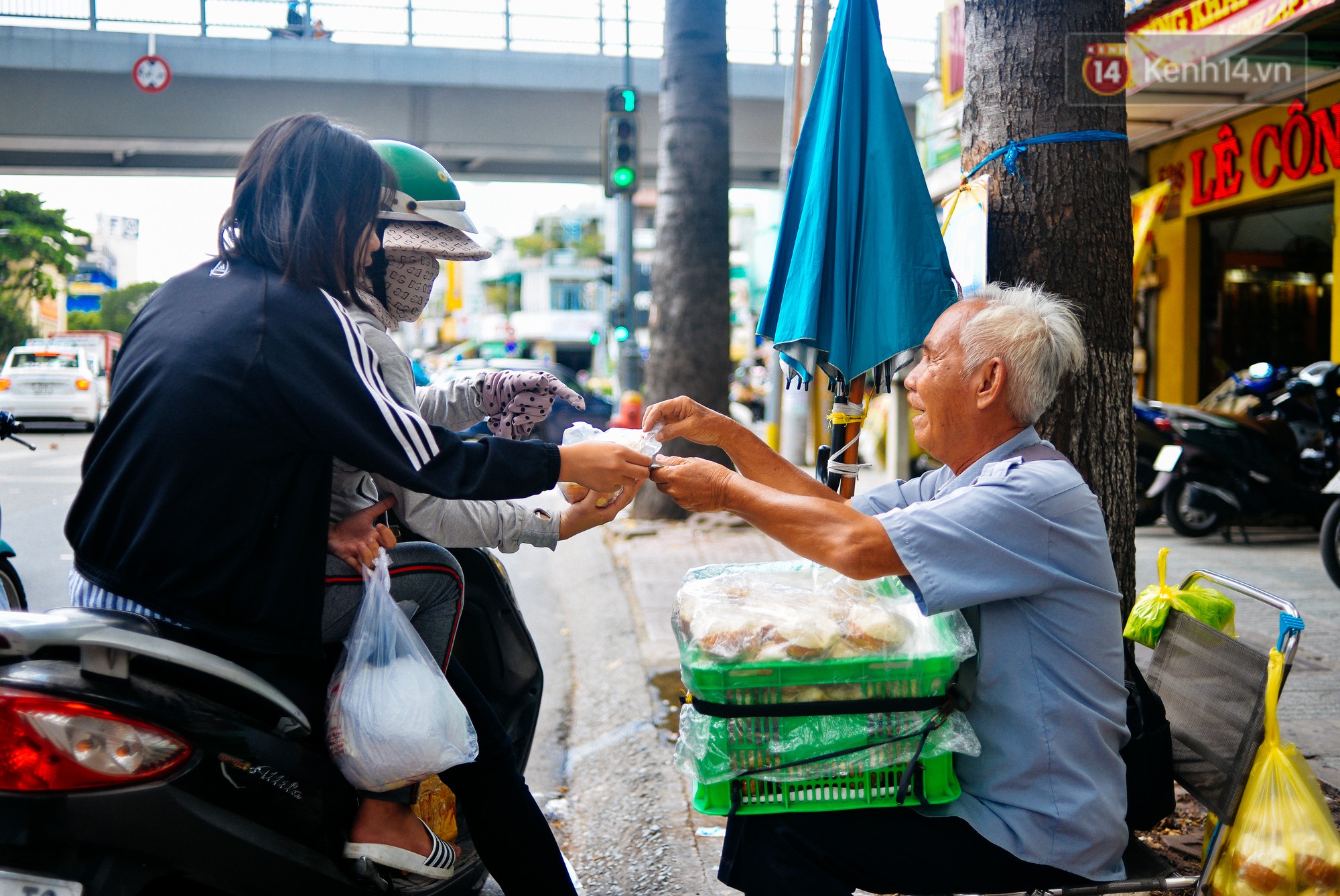 Chuyện tình chưa kể của ông lão mù bán bánh thuẫn ở Sài Gòn: Tui nhỏ hơn vợ 2 tuổi, mà nói chuyện dễ mến nên bả ưng tui! - Ảnh 9.