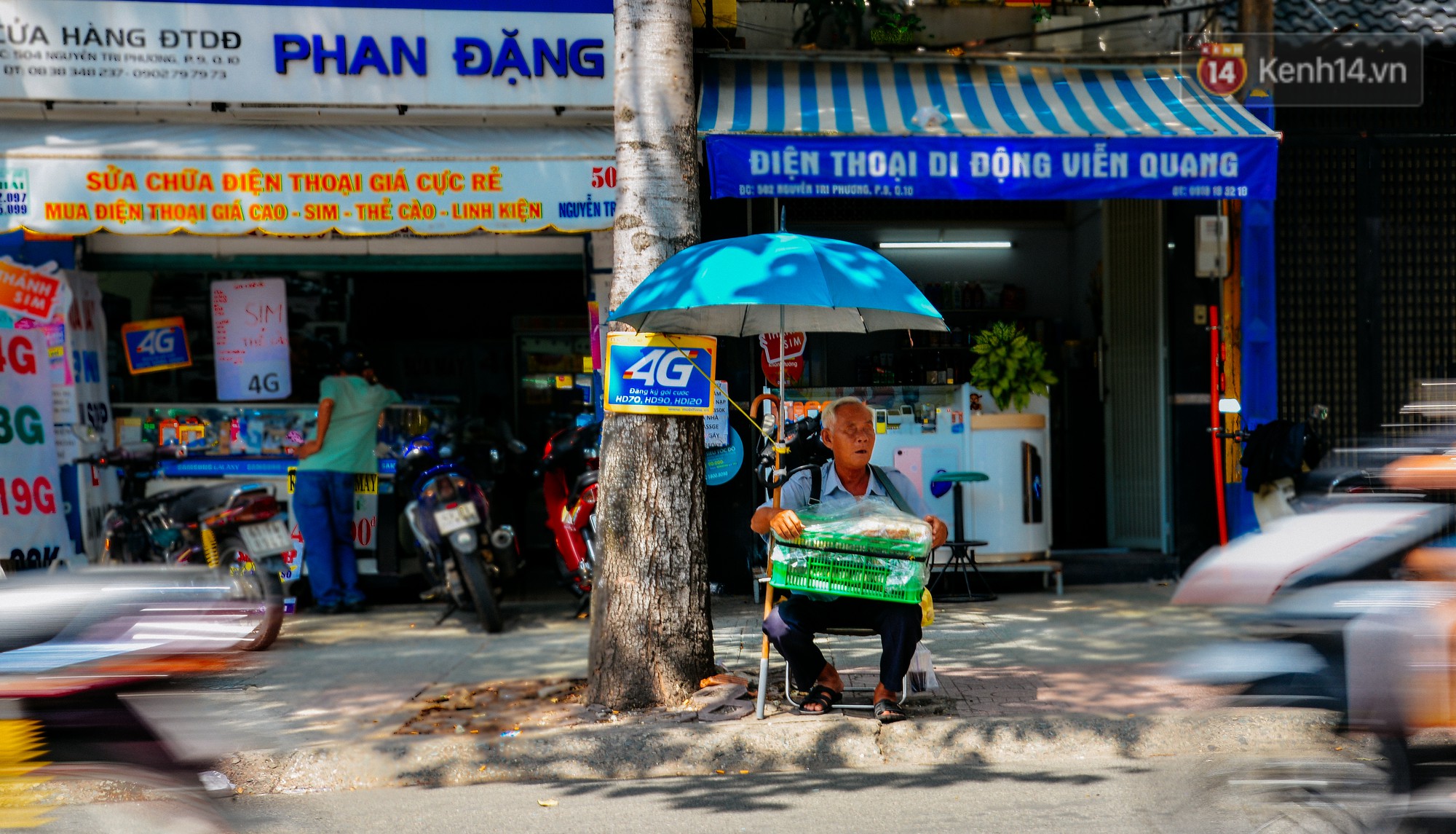 Chuyện tình chưa kể của ông lão mù bán bánh thuẫn ở Sài Gòn: Tui nhỏ hơn vợ 2 tuổi, mà nói chuyện dễ mến nên bả ưng tui! - Ảnh 2. Chuyện tình chưa kể của ông lão mù bán bánh thuẫn ở Sài Gòn: 'Tui nhỏ hơn vợ 2 tuổi, mà nói chuyện dễ mến nên bả ưng tui!' 2