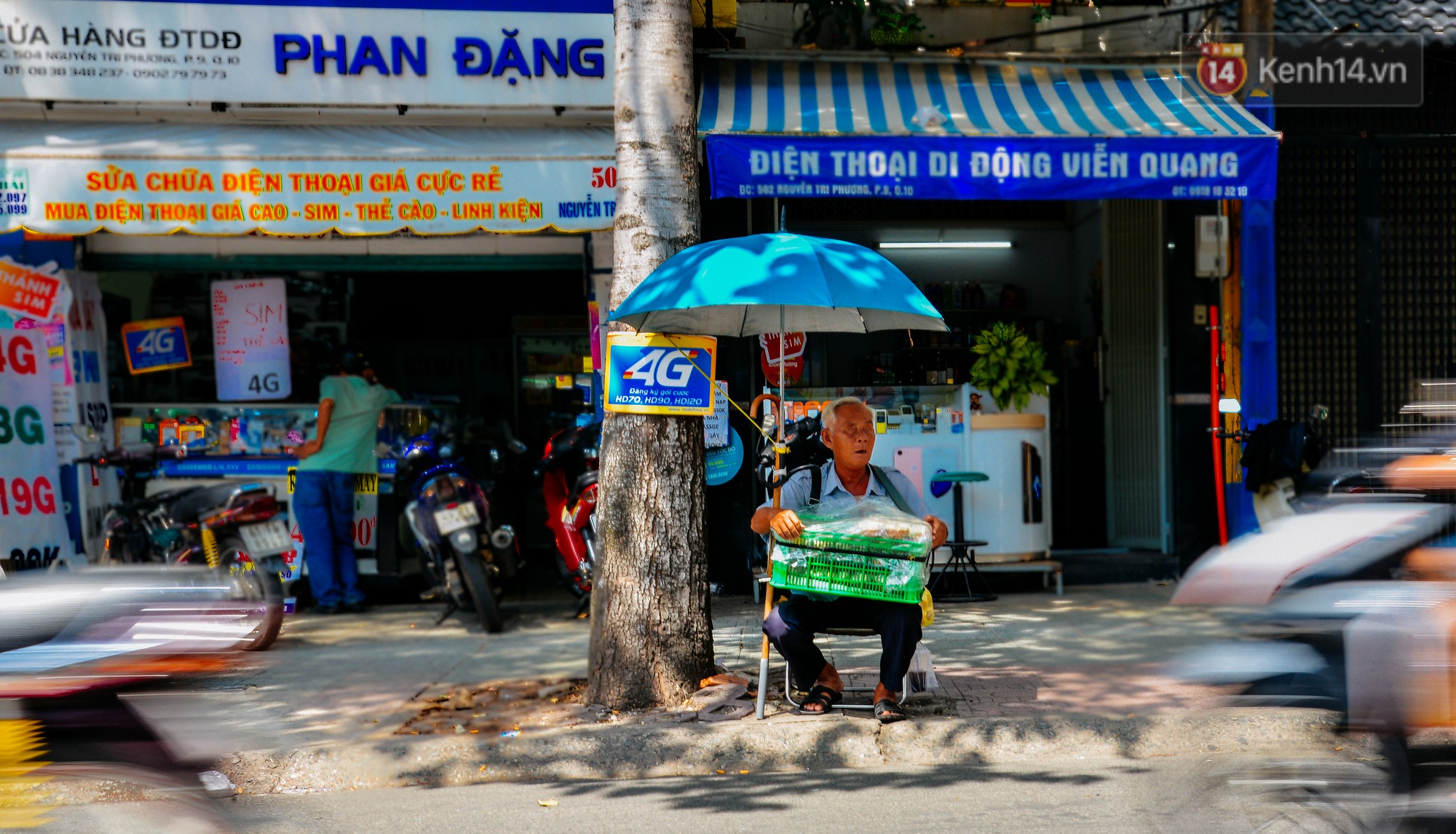 Chuyện tình chưa kể của ông lão mù bán bánh thuẫn ở Sài Gòn: Tui nhỏ hơn vợ 2 tuổi, mà nói chuyện dễ mến nên bả ưng tui! - Ảnh 2.