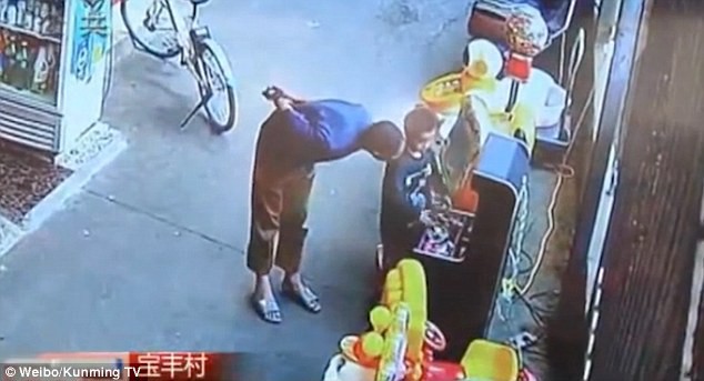 Clip bé trai bị bắt cóc táo tợn ngay chỗ đông người và lời cảnh báo cho các bậc cha mẹ - Ảnh 2. Clip bé trai bị bắt cóc táo tợn ngay chỗ đông người và lời cảnh báo cho các bậc cha mẹ 1