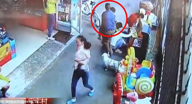 Clip bé trai bị bắt cóc táo tợn ngay chỗ đông người và lời cảnh báo cho các bậc cha mẹ - Ảnh 3. Clip bé trai bị bắt cóc táo tợn ngay chỗ đông người và lời cảnh báo cho các bậc cha mẹ 2