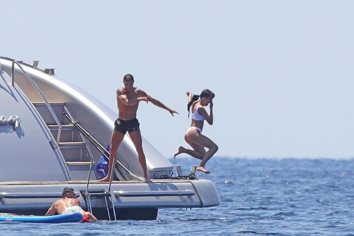 Ronaldo tinh nghịch, đẩy bạn gái khỏi du thuyền trong kì nghỉ 2