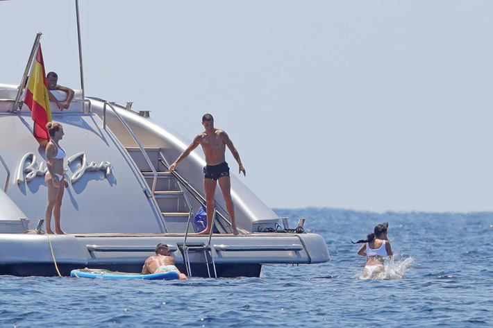 Ronaldo tinh nghịch, đẩy bạn gái khỏi du thuyền trong kì nghỉ 3
