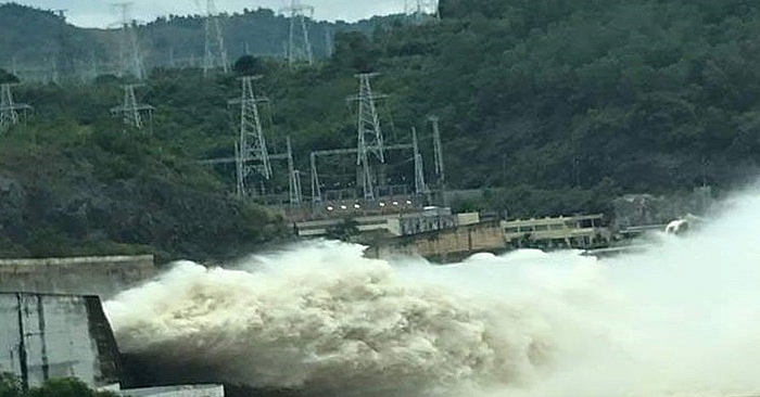 Chiều nay, thủy điện Hòa Bình, Sơn La mở thêm cửa xả đáy, cảnh báo lũ lụt vùng hạ du 1