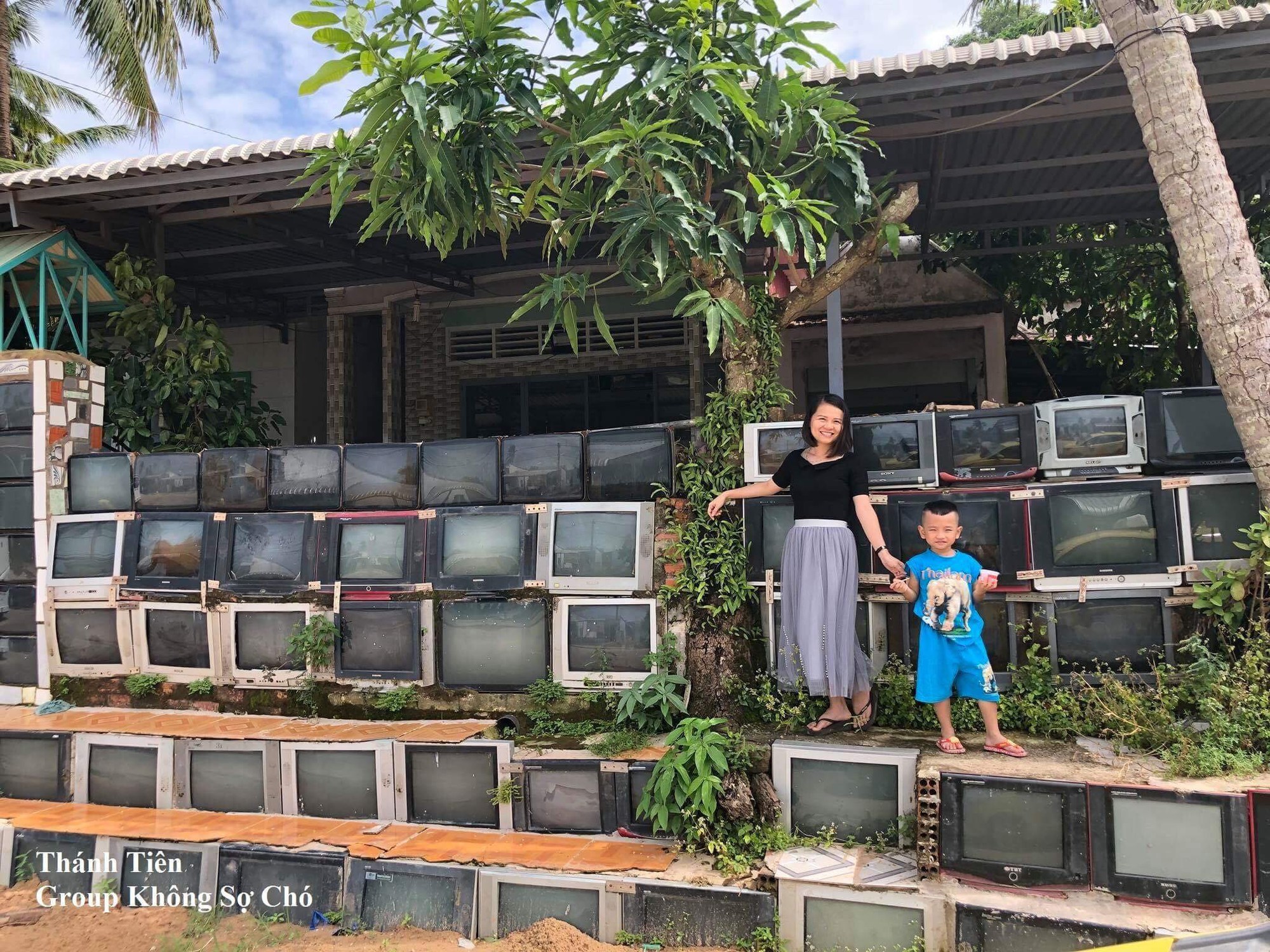Báo nước ngoài đưa tin khen ngợi sự độc đáo của căn nhà có tường rào làm từ tivi tại Việt Nam - Ảnh 4.