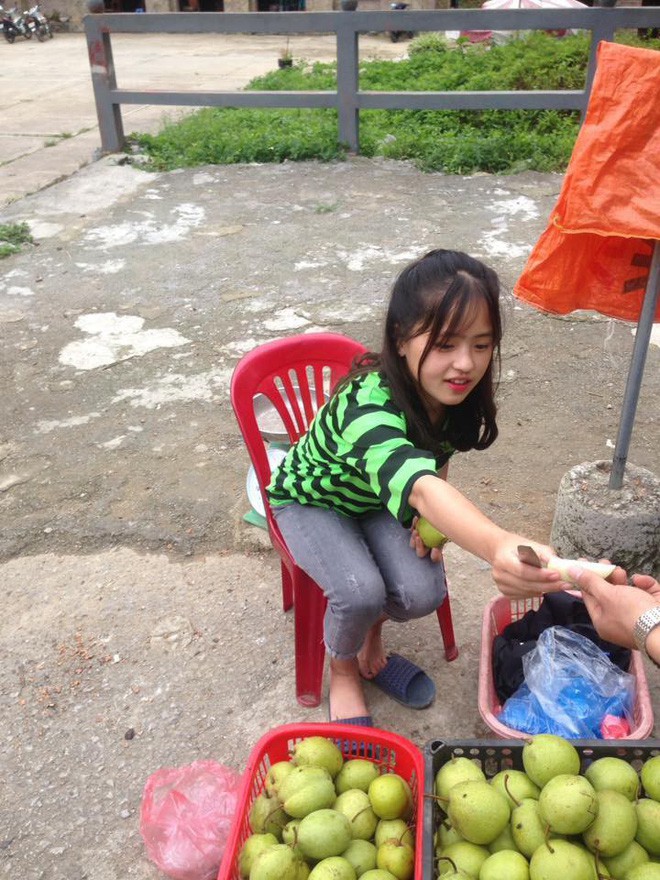 Nữ sinh 15 tuổi xinh xắn, bán trái cây ở Hà Giang đang là người được xin link nhiều nhất MXH hôm nay! - Ảnh 5.
