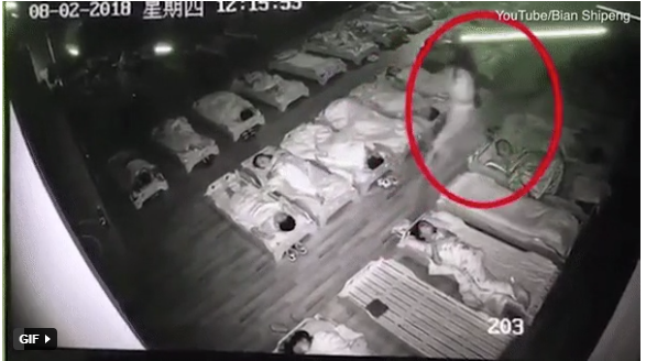 Trung Quốc: Giữa giờ nghỉ trưa, cô trông trẻ đi tát và đạp vào các bé mẫu giáo đang ngủ - Ảnh 2.