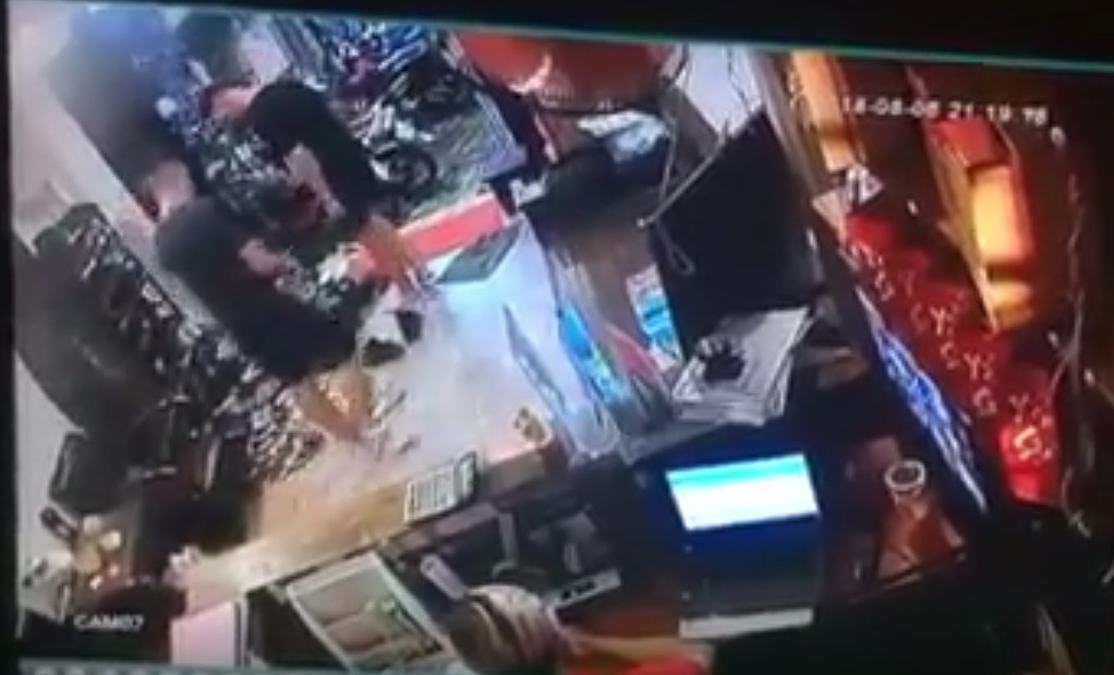Chàng trai Pháp mất đôi giày 500 USD khi ăn trưa tại một hostel ở Sài Gòn, đăng clip từ camera an ninh nhờ cộng đồng tìm kẻ trộm 1