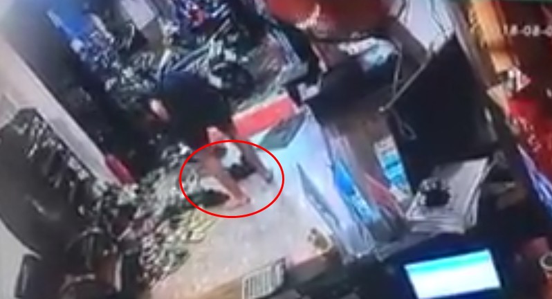 Chàng trai Pháp mất đôi giày 500 USD khi ăn trưa tại một hostel ở Sài Gòn, đăng clip từ camera an ninh nhờ cộng đồng tìm kẻ trộm - Ảnh 3.