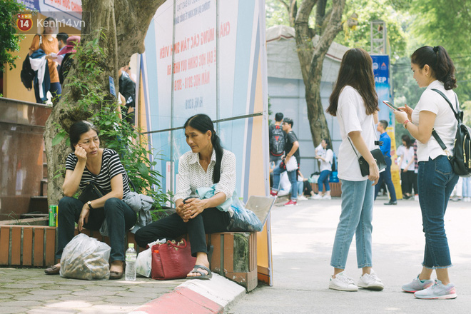 Nỗi lòng cha mẹ các tỉnh khăn gói đưa con đi nhập học: Sợ con mình không tránh được cám dỗ của thành phố - Ảnh 13. Nỗi lòng cha mẹ các tỉnh khăn gói đưa con đi nhập học: Sợ con mình không tránh được cám dỗ của thành phố 13