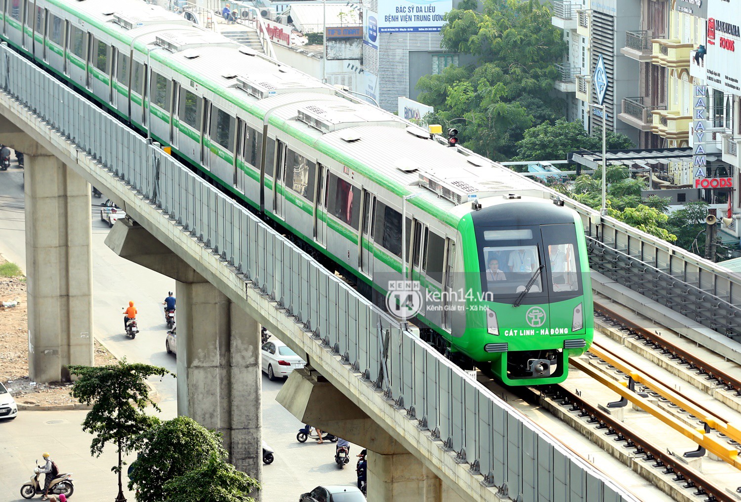 Chùm ảnh: Hành trình 15 phút đoàn tàu đường sắt trên cao lao vun vút từ ga Cát Linh tới Yên Nghĩa - Ảnh 2.