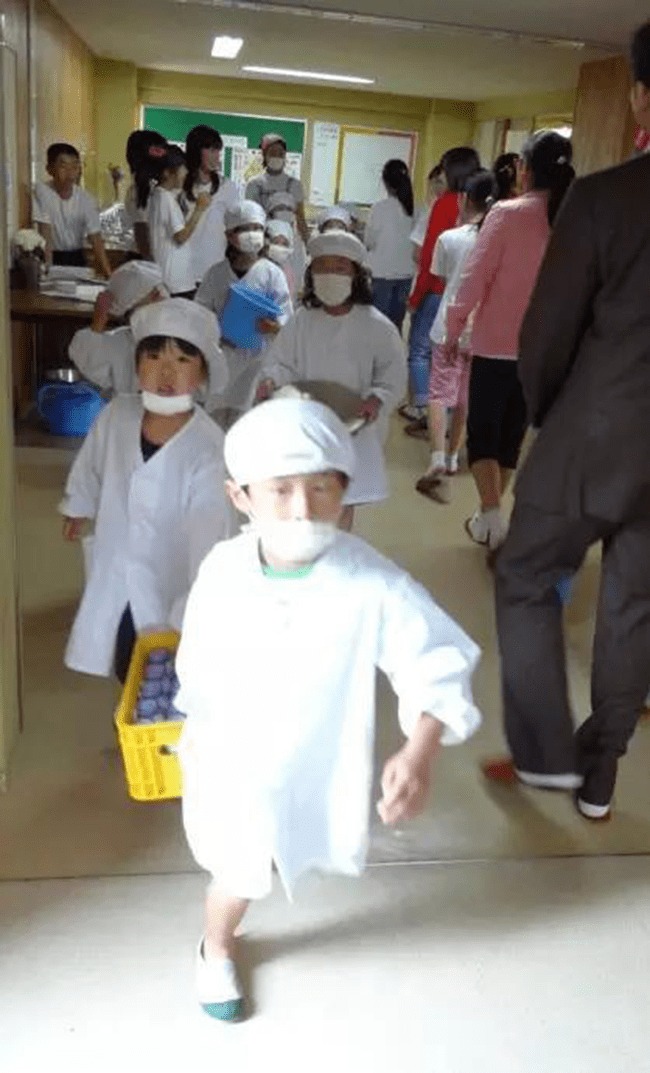 Chỉ một bữa trưa của học sinh tiểu học đã cho thấy người Nhật bỏ xa thế giới ở lĩnh vực trồng người như thế nào - Ảnh 4.