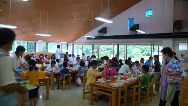 Chỉ một bữa trưa của học sinh tiểu học đã cho thấy người Nhật bỏ xa thế giới ở lĩnh vực trồng người như thế nào - Ảnh 6.