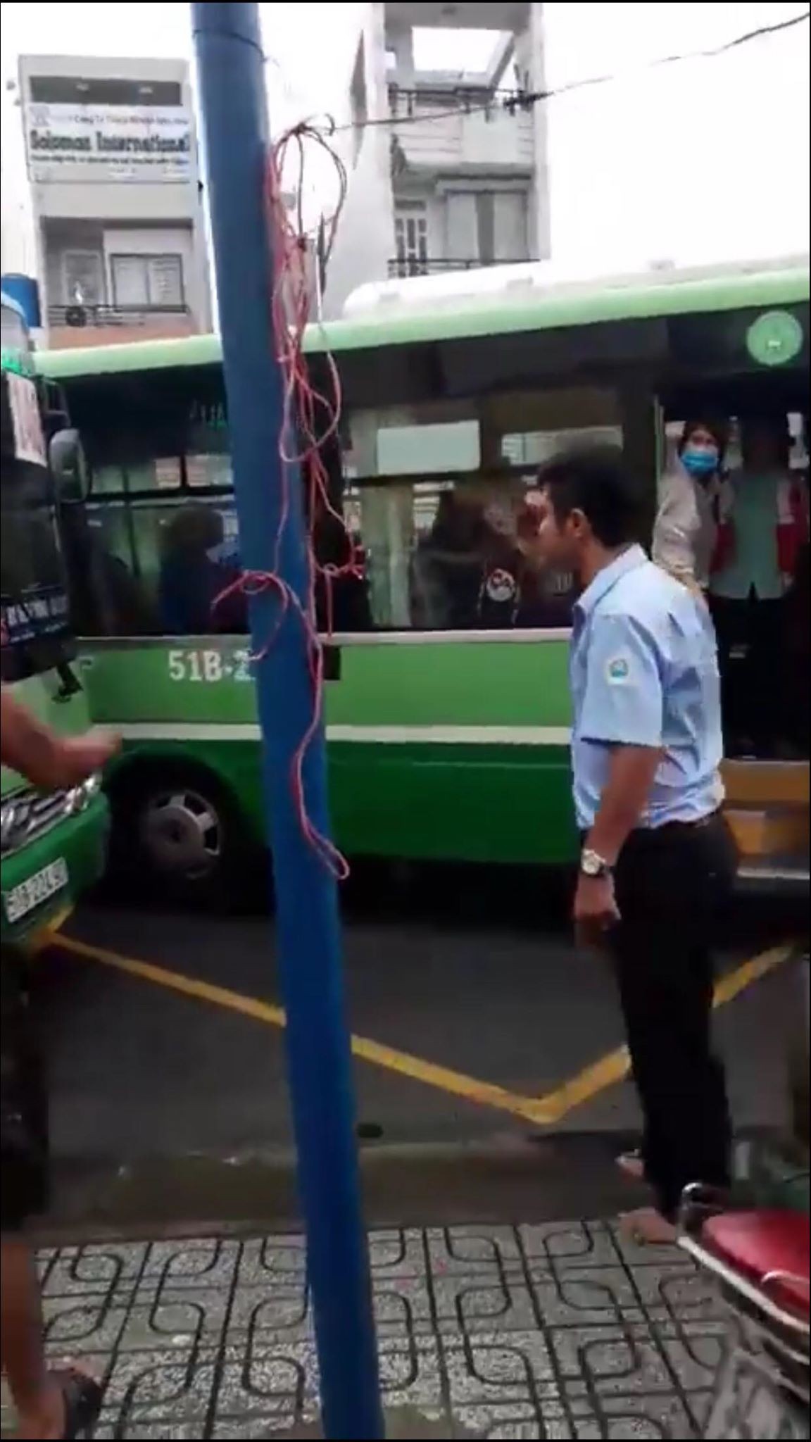 TP.HCM: Hai xe bus va chạm giao thông, nhân viên định lấy búa để giải quyết với đồng nghiệp - Ảnh 2.
