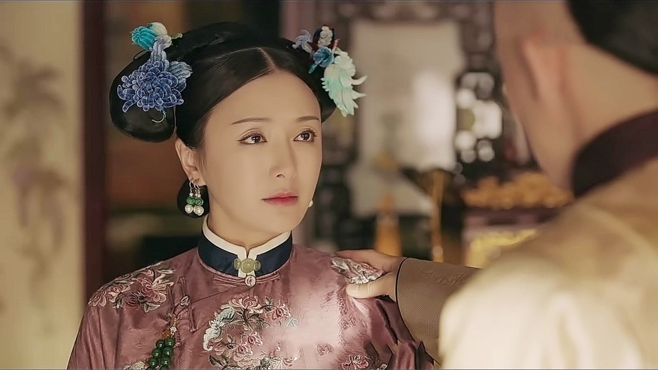 Xuất hiện ở sân bay, Hoàng hậu Tần Lam bị soi nhan sắc đời thường không lung linh như phim - Ảnh 1.