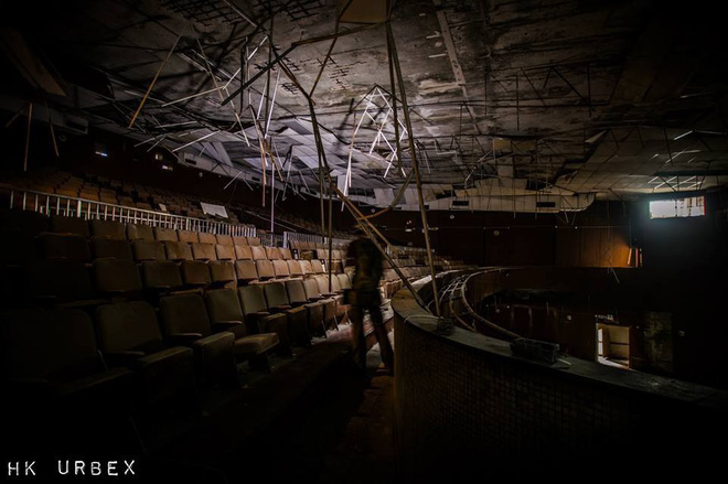 Rạp phim bị bỏ hoang ở Hong Kong: Điểm vui chơi nổi tiếng giờ chỉ còn lại đống đổ nát âm u vì những lời đồn thổi chết chóc - Ảnh 15.