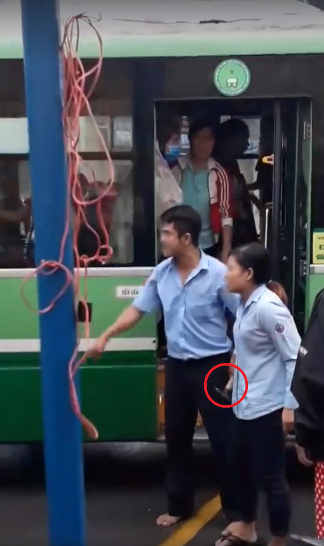 TP.HCM: Hai xe bus va chạm giao thông, nhân viên định lấy búa để giải quyết với đồng nghiệp - Ảnh 1.