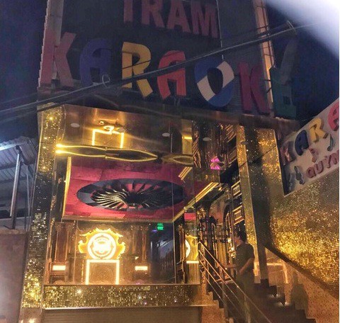 Nhiều tiếp viên nữ ăn mặc mát mẻ phục vụ khách VIP trong quán karaoke ở Sài Gòn - Ảnh 1. Tiếp viên nữ 'mát mẻ' phục vụ khách VIP trong quán karaoke không phép ở Sài Gòn 2