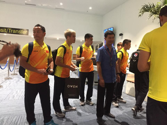 U23 Việt Nam thấm mệt khi hạ cánh xuống Indonesia - Ảnh 1.