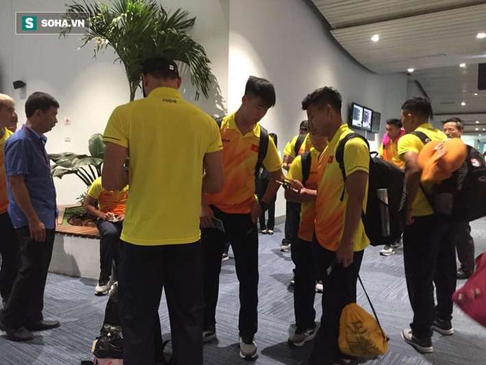 U23 Việt Nam thấm mệt khi hạ cánh xuống Indonesia - Ảnh 6.