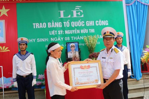 Lễ truy điệu người lính tàu ngầm Kilo Việt Nam đầu tiên hy sinh: Nước mắt vợ trẻ, con thơ - Ảnh 1.