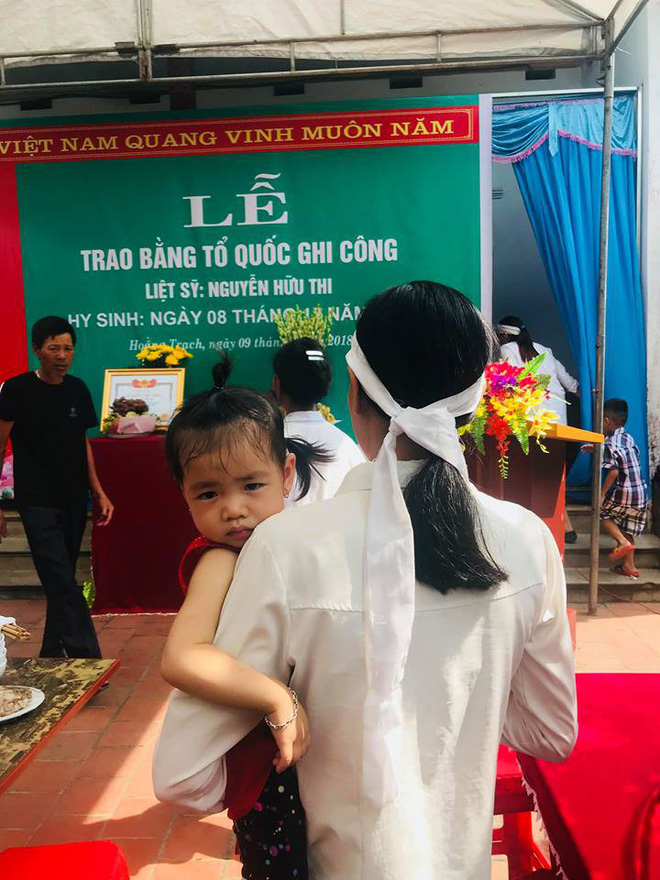 Lễ truy điệu người lính tàu ngầm Kilo Việt Nam đầu tiên hy sinh: Nước mắt vợ trẻ, con thơ - Ảnh 4. Lễ truy điệu người lính tàu ngầm Kilo Việt Nam đầu tiên hy sinh: Nước mắt vợ trẻ, con thơ 4